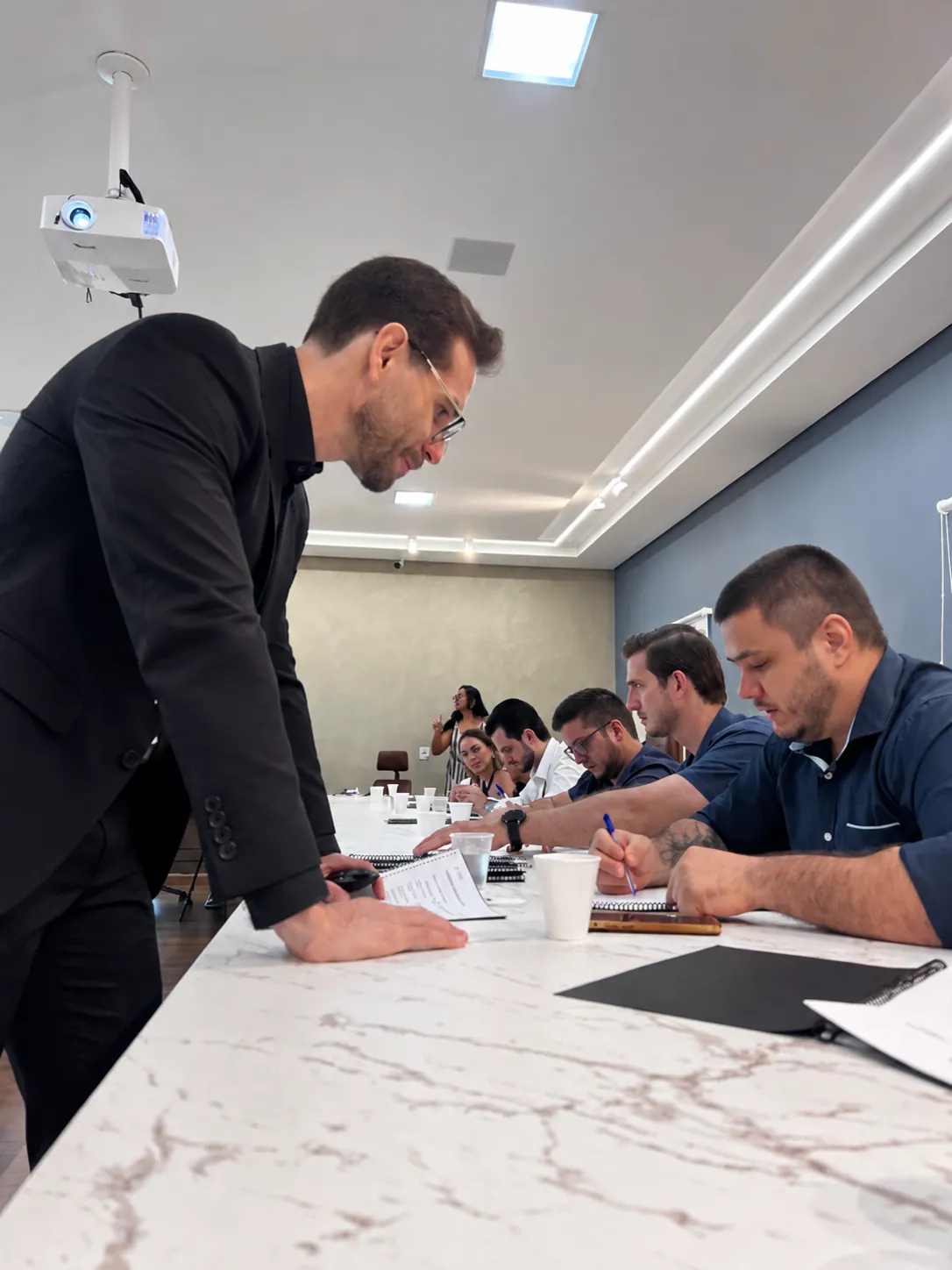 Dentistas em um encontro da mentoria Seleto, anotando durante a aula